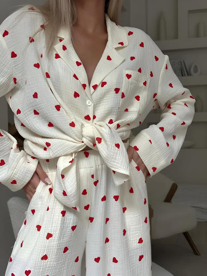 Lola – Eleganter Pyjama mit Herzmotiven