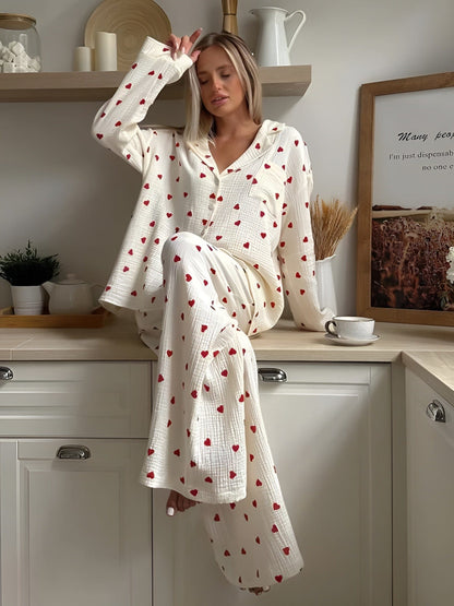 Lola – Eleganter Pyjama mit Herzmotiven