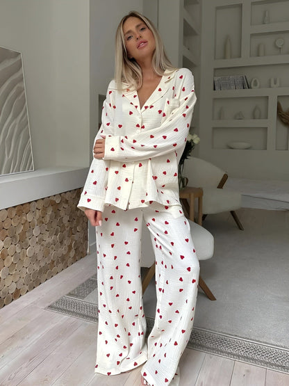 Lola – Eleganter Pyjama mit Herzmotiven