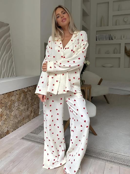 Lola – Eleganter Pyjama mit Herzmotiven